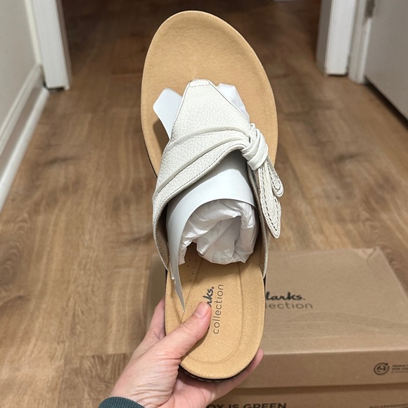 CLARKS | Knotted Bow Thong Sandals - Picture 4 of 6